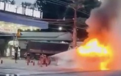 Xe đầu kéo bất ngờ cháy dữ dội trước cây xăng ở Đồng Nai