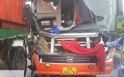 Xe khách hư hỏng nặng sau tai nạn liên hoàn trên cao tốc Nội Bài - Lào Cai