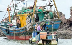 Tàu gỗ hỏng máy, 4 ngư dân mắc kẹt trên biển Quảng Ninh