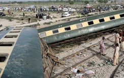 Tai nạn đường sắt tại Pakistan khiến ít nhất 130 người thương vong