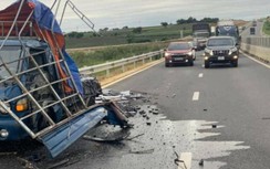 Video TNGT 8/8: Bị xe tải tông tử vong khi đang sửa xe trên cao tốc