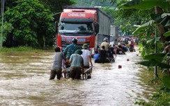 Tuyên Quang mưa lớn, quốc lộ 2 ngập sâu cả mét