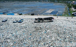 Hàng tấn rác thải "bức tử" cảng cá Sa Huỳnh