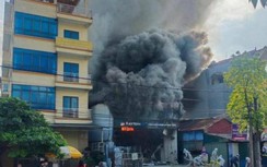 Hà Nội: Cháy lớn tại cửa hàng nội thất ô tô, cột khói bao trùm khu vực