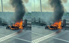 Đang lưu thông, xe máy bất ngờ bốc cháy dữ dội trên cầu Vĩnh Tuy