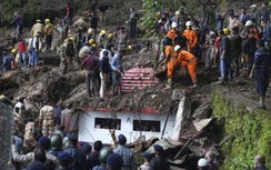 Video mưa lớn ở Ấn Độ cuốn trôi phương tiện, sập cầu, làm 50 người chết