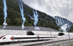 Hầm đường sắt dài nhất thế giới bị hư hại nặng