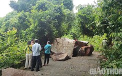 An Giang: Tảng đá nặng hàng tấn sạt xuống chắn ngang đường sau cơn mưa lớn