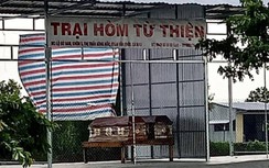 Di dời "trại hòm từ thiện" xây dựng trái phép ở Cà Mau