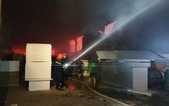 Hàng chục xe chữa cháy cùng 66 cảnh sát dập lửa cháy lớn ở Bình Dương