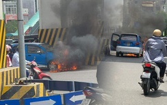 Hà Nội: Kích điện ắc quy, chiếc xe ô tô bất ngờ bốc cháy dữ dội trên đường