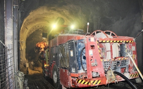 Tăng cường máy khoan chuyên dụng, đẩy tiến độ khắc phục sự cố sạt lở hầm đường sắt