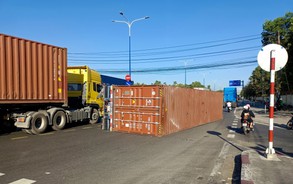 Đang ôm cua, xe container lật nhào giữa ngã ba