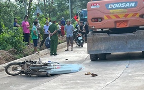 Va chạm ngã ra đường, một phụ nữ bị xe máy xúc cán tử vong
