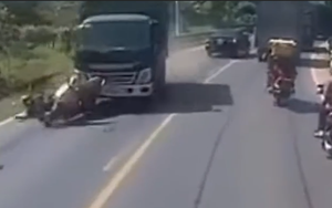 Người đi xe máy gặp tai nạn vì ô tô vượt sai quy định