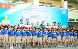 Head Sơn Minh trao mũ bảo hiểm cho học sinh trường Tiểu học Phạm Văn Chính (Thủ Đức)