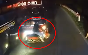 Người đi xe máy thoát chết trong gang tấc dưới bánh xe khách sau cú vượt ẩu