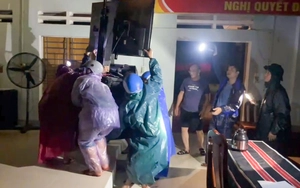 Đà Nẵng: Mực nước sông trên báo động 3, cán bộ xã di dời máy móc trong đêm, lo sạt lở