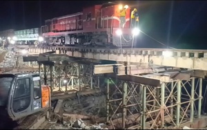 Thông tuyến đường sắt Bắc - Nam: Tàu thử tải chạy thành công qua khu vực sạt lở