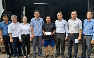 Đồng Tháp: Cháy trụ điện lan ra 6 căn nhà làm 2 người bị thương