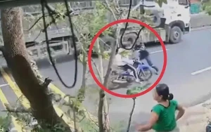 Khoảnh khắc chiến sĩ phòng cháy chữa cháy cứu nữ sinh khỏi đầu xe container