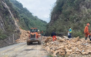 Vụ sạt lở làm 3 người tử vong trên QL6: Xe khách, xe con đã được phép lưu thông