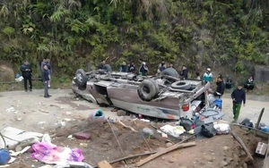 Lào Cai: Lật xe 29 chỗ chở đoàn từ thiện, 9 người tử vong