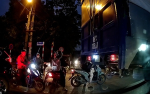 Xe tải bất ngờ lùi giữa dòng phương tiện, va chạm ô tô con