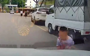 Cháu bé suýt gặp tai nạn vì bất ngờ chạy ra đường