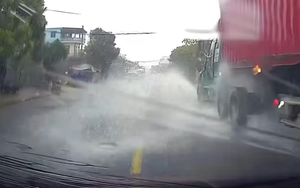 Xe đầu kéo vượt ẩu, tạt nước xối xả vào ô tô trên đường