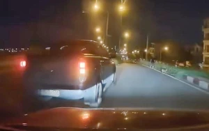 Xe bán tải vượt ẩu, bỏ chạy sau khi gây va chạm