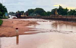 Cát đỏ tràn xuống quốc lộ sau mưa lớn, giao thông qua Lâm Đồng tê liệt nhiều giờ