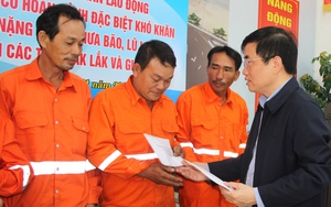 Cục Đường bộ Việt Nam thăm, tặng quà công nhân bị thiệt hại do mưa lũ