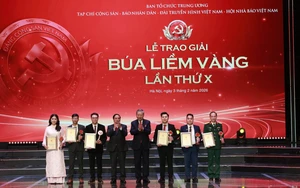 Tuyên dương Bí thư Chi bộ xuất sắc và trao Giải Búa liềm vàng lần thứ X