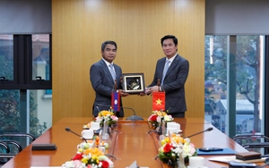 Thứ trưởng Nguyễn Tường Văn làm việc với Thứ trưởng Bộ Công chính và Vận tải Lào