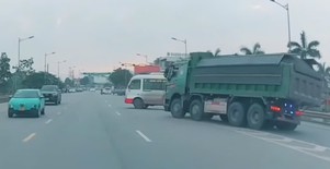 Xe khách quay đầu ẩu, suýt gây tai nạn giao thông