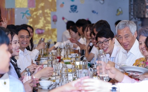 Thủ tướng Việt Nam và Singapore giao lưu, ăn trưa cùng sinh viên tại Hà Nội