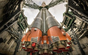 Bộ ảnh quyền lực: Nga nâng tên lửa Soyuz lên bệ, sắp có chuyến bay lịch sử