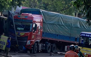 Bản tin TNGT 20/9: Một người đi xe máy tử vong sau va chạm với xe đầu kéo trên QL6