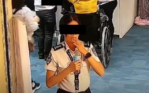 Video nhân viên sân bay Philippines ăn trộm rồi nuốt 300 USD của khách