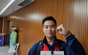 Xạ thủ Phạm Quang Huy nhận mưa tiền thưởng sau tấm HCV ASIAD 19