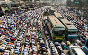 Hàng nghìn người đu bám trên tàu hỏa đi dự lễ hội Biswa Ijtema