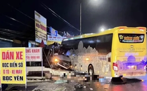Video: Xe khách Thành Bưởi va chạm với ô tô 16 chỗ, 4 người tử vong, 5 người bị thương
