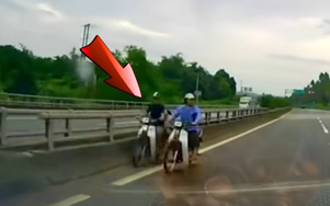 Xe máy dàn hàng đi ngược chiều trên cao tốc, ô tô chạy 90km/h bẻ lái tránh tai nạn