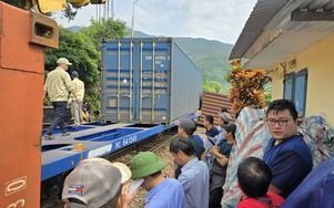 Hiện trường cứu hộ tàu hàng trật bánh khi qua đèo Hải Vân