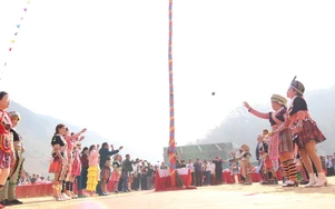 Độc đáo lễ hội Gầu Tào của người Mông ở Yên Bái