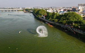 Mãn nhãn với những màn nhào lộn, đứng nước phản lực trên sông Đồng Nai