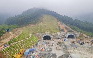 Hai hầm xuyên núi dài nhất cao tốc Bắc - Nam giai đoạn 1 chạy đua về đích