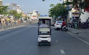 Xe điện mini vô tư chạy trên đường phố Cần Thơ