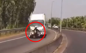 Đi ngược chiều vào đường ô tô, xe máy bị đâm nát sau cú đối đầu với xe tải